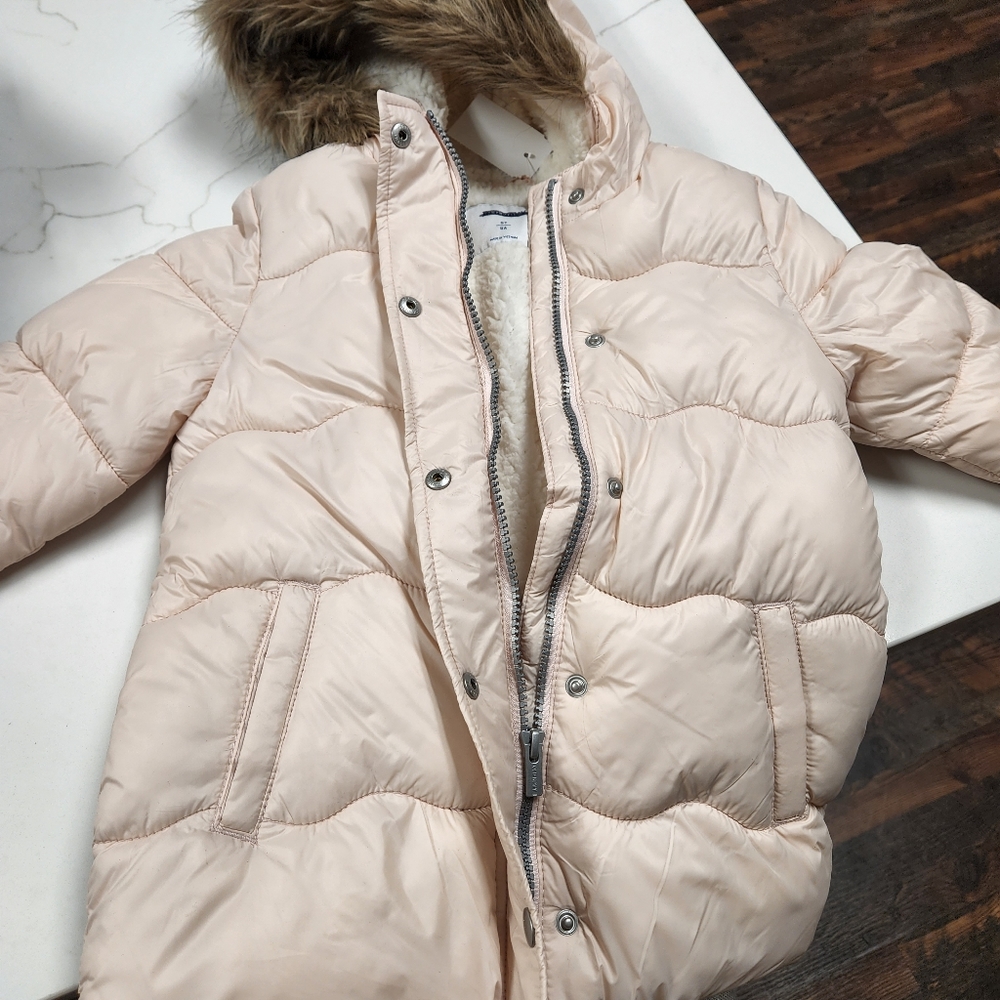 OLD NAVY CUTE Light pink Girls 5T coat with fur hoodie. No rips or stains.